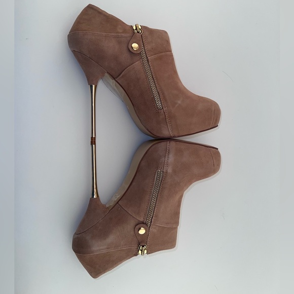 BNIB Obsession Rules Natural Tan Suede Platform Booties Size 8.5 - Picture 6 of 9